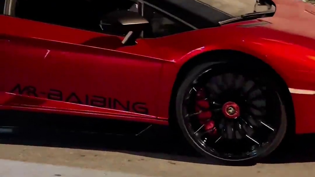 来了一趟上海，竟然偶遇白冰了。#白冰#路人视角 #兰博基尼