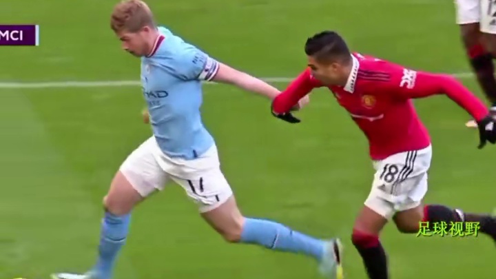 不是在踢球嘛，你们怎么谈上了 #dou来足球季 #足球的魅力 #内容启发搜索 #莫德里奇 #遇见足球