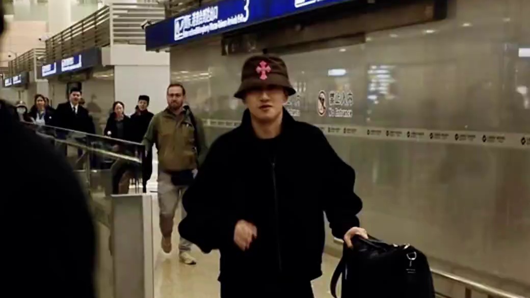 本周末中国大奖赛即将开赛，周冠宇、安东内利、阿尔本何沐妮今天陆续抵达上海～小周一落地就被车迷们团团包