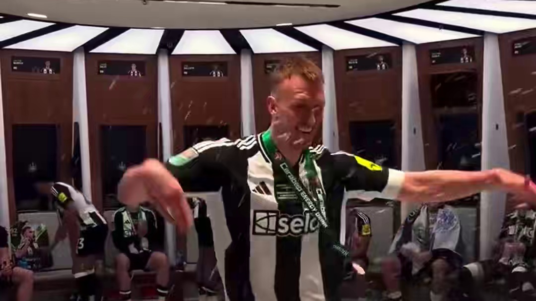 太疯狂了！纽卡斯尔联时隔70年夺得联赛杯冠军 全队更衣室疯狂跳舞庆祝并合影#足球的魅力#内容启发搜索