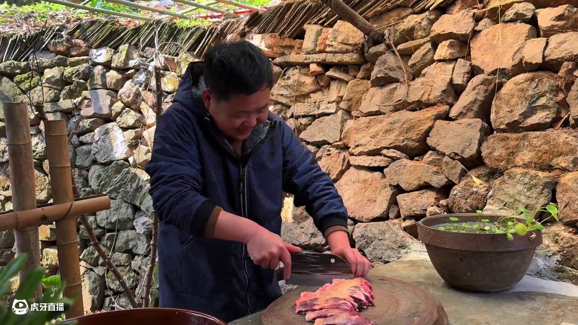 哥俩今天又是一人一大盆，番茄烧牛腩，汤汁拌饭太爽了！ #农村美食 #大山里的味道 #记录真实生活 #