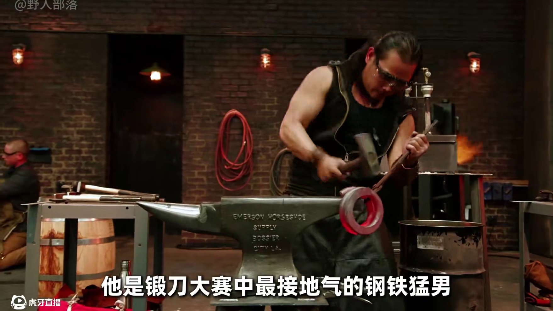 狂野手工锻造大师——柳哥，硬掰火车弹簧钢，手搓维京战斧 #锻刀大赛 #锻刀大师 #男生减速带 #纪录