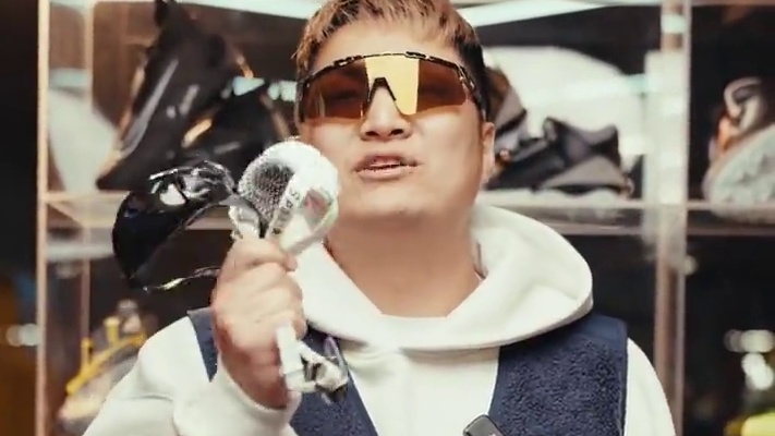 【好物分享】橄榄球头盔下巴托总是滑怎么办？ 打球的时候下巴托有汗总是滑，就算扣紧拉紧还是一抬就滑掉 