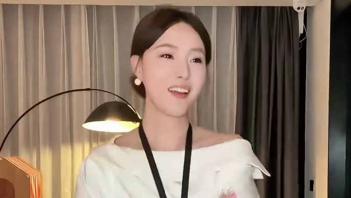 上班邋里邋遢，下班时尚芭莎
#花海人生照片还得是欧若风 #在街上走秀belike #欧若风 #松弛感