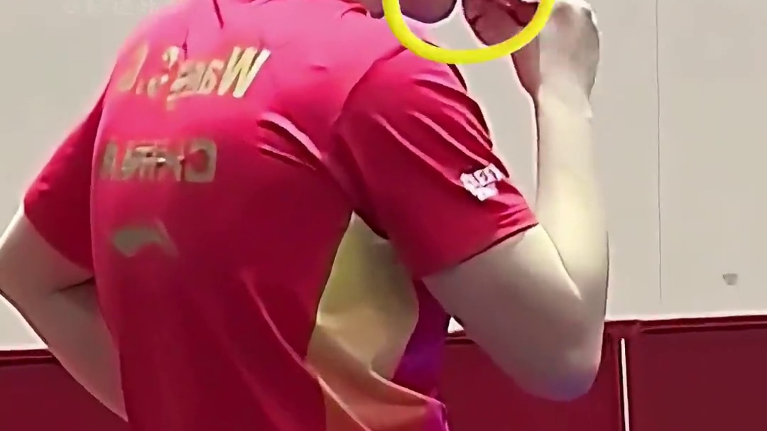 明明运动员要控制体重，为何王楚钦偷吃香蕉？不是胃口大那么简单#王楚钦 #全红婵 #孙颖莎 #娱乐评论