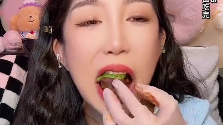 来咯来咯今天休息 睡到这会儿才醒 哈哈哈哈#超好吃 #快来一起尝个鲜 #你饿了吗 #冰山熔岩 #哇噻