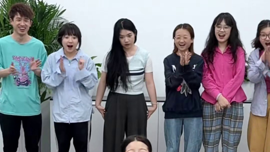 翻跟斗挑战，哈哈厉害了 #办公室游戏 #办公室搞笑 #挑战 #真会玩系列