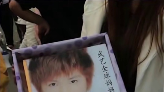 武艺：粉丝“神级应援”，却惨变“送殡”现场！ #武艺 #搞笑 #名场面 #明星八卦