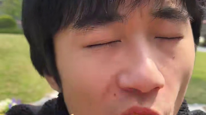 小时候就特别爱吃的手撕豆皮，豆香味加上芝麻香，又香又辣#好吃到停不下来 #零食推荐 #辣条 #美食推