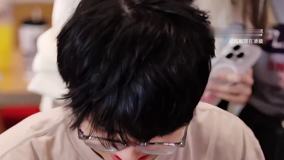 真的不能质疑诺崽画技，要不然可就不好哄了！hhh看着诺崽这个样子真是好想狠狠宠着，被可爱到了~​​​