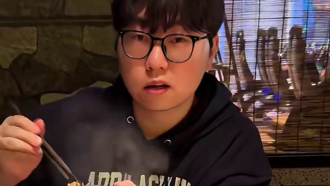 上海的可乐已经进化到用可乐做锅底了吗… 微甜的味道还不错#一起吃火锅 #可乐火锅 #没有什么是一顿火