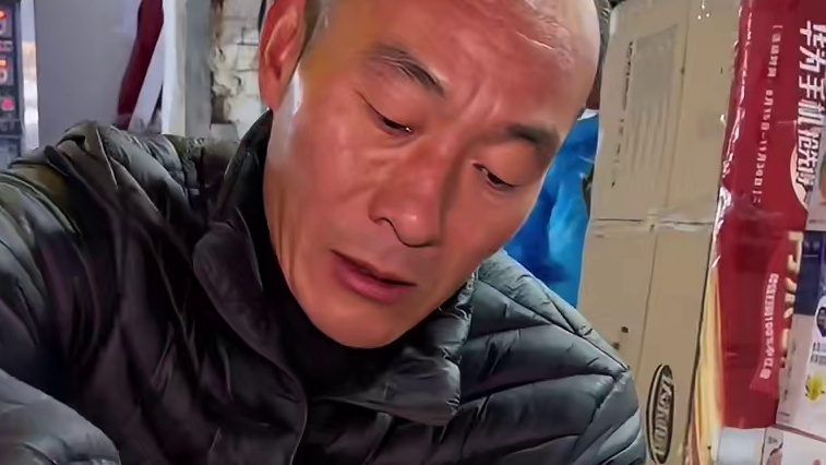 开封街边40一个的叫花鸡 小火慢烤3个小时 鲜嫩多汁 入口即化！