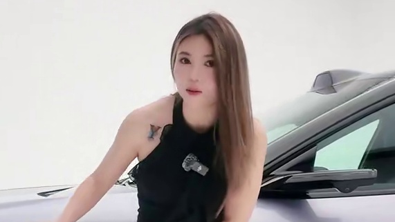 阿维塔的审美从不会让人失望。紫色的车这么多，这样“紫”的阿维塔06。
 #年轻人的第一台豪华轿车 #