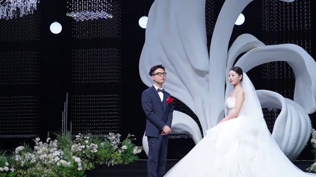 满满的花瓣雨，这样的婚礼瞬间喜欢吗#婚宴现场