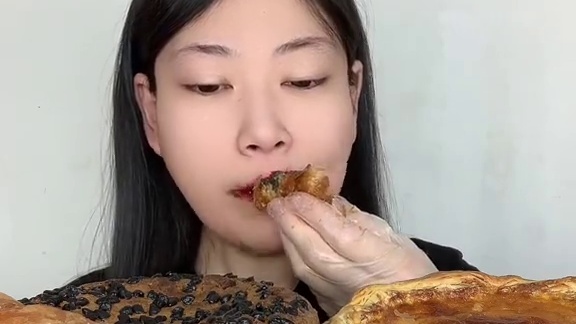 #巧克力牛角包 大号蛋挞巧克力曲奇 #迪拜巴斯克 动物奶油纯脂巧克力 上面一层开心果面包丝 口感丰富