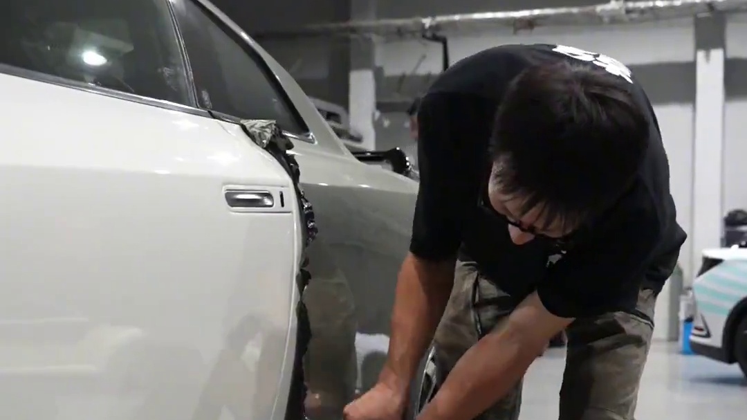 全拆！白月光魅力退去后不在那么美丽了 GTR大拆解！完美解释了啥是驴粪蛋表面光啊，该说不说这个贴膜还