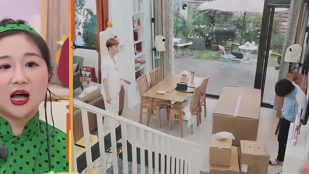 de云社少班主郭麒麟，和男团出道的范丞丞合租，俩人差点火烧厨房