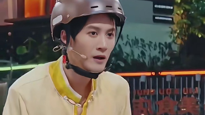 一生爱看热闹的中国人，檀健次居然骑着老秦看戏！