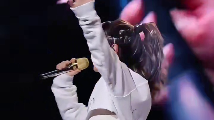 为何邓紫棋演唱会不敢递话筒？一段视频曝光，才知她早已被主办方“拿捏” #内容启发搜索  #娱乐评论大