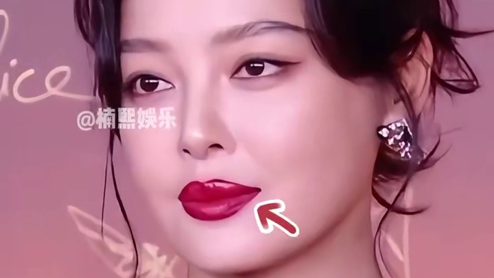 本以为辛芷蕾花瓣唇是“天生”，直到一张18岁照片曝光，沉寂多年的秘密浮出水面 #内容启发搜索  #娱