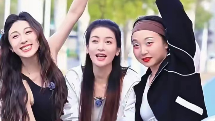 “浪姐6”姐姐们遇上路人镜头，陈德容温婉依旧，曹颖颜值冻龄，看到叶童：岁月从不败美人 #浪姐6  #