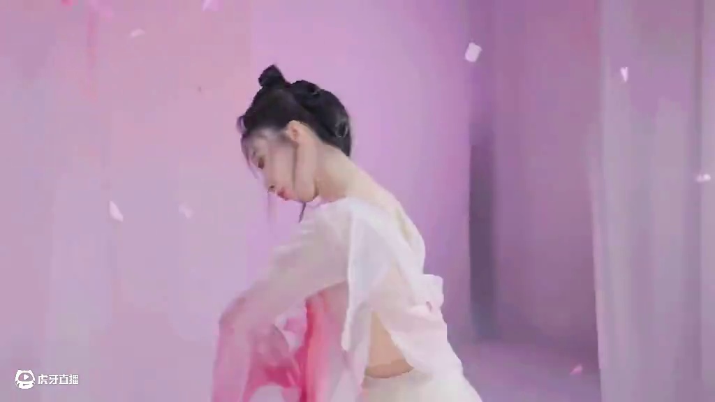 “烫花”舞蹈纯享版—夭夭花芷 尝试将古典舞与现代舞结合的一次创作。
加入了现代舞中脊椎的传动、旋拧、