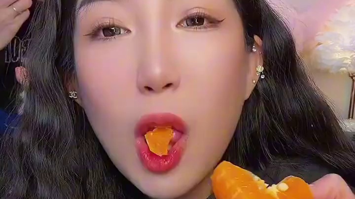 现在就是吃茂谷柑的巅峰季节辣！把表面擦一层洗洗再吃 它这个是汁水很足肉嫩的感觉 皮也薄 九甜一酸！嘎