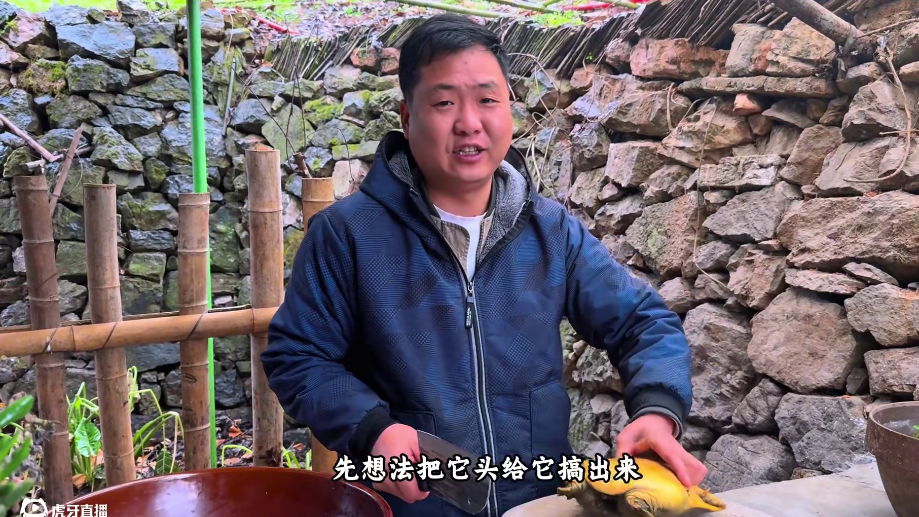 一只甲鱼五个牛蛙炖一锅，麻辣入味，大哥直夸好吃！ #大山里的味道 #农村美食 #记录真实生活 #来一