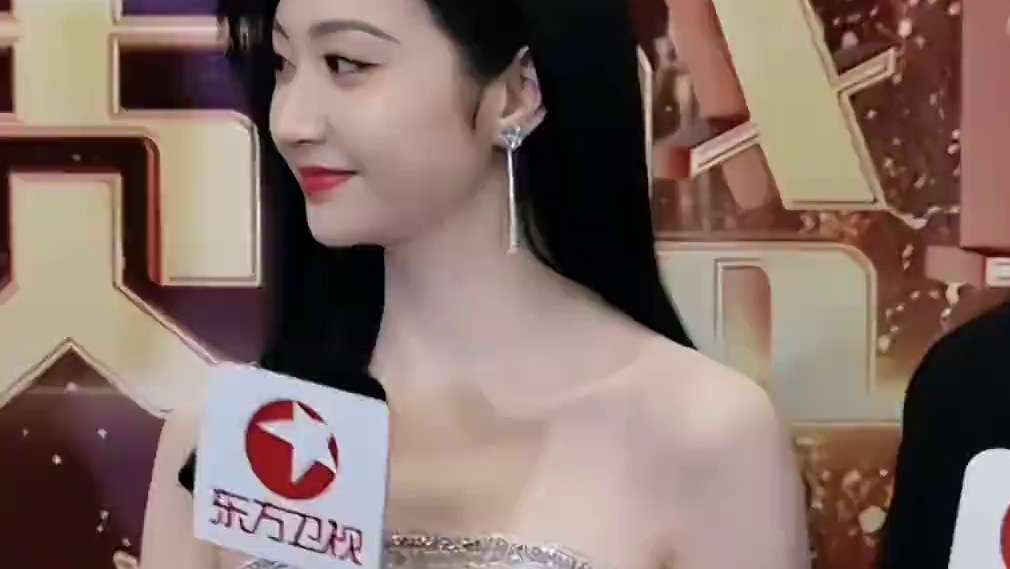 #张晚意  ：必须和我喜欢的姐姐#景甜 合作！这#似锦  我拍定了！#电视剧品质盛典