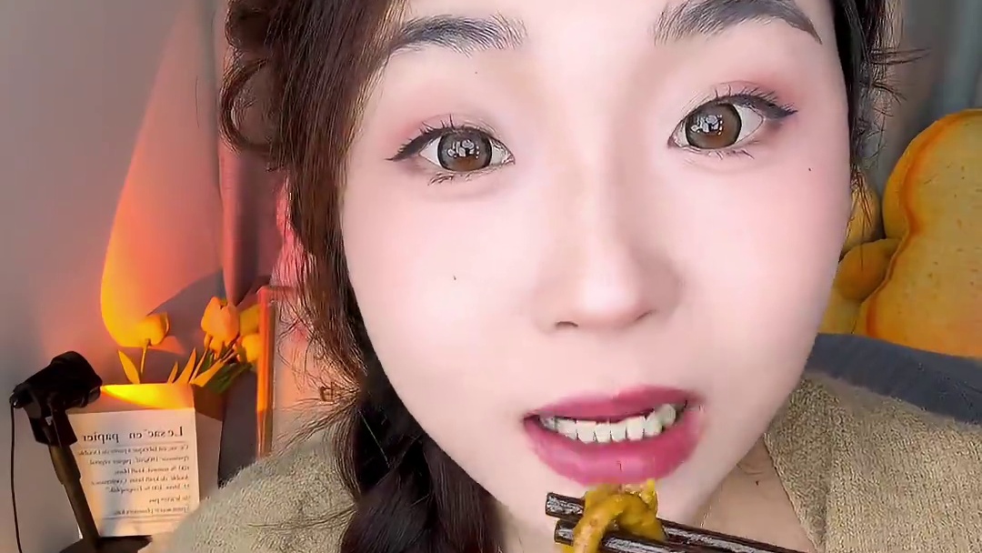 谁能在晚上拒绝一份鸭肠啊！！清洗的很干净，贼入味！脆脆嫩嫩的好好吃！#鸭肠 #辣味解馋零食 #口感非