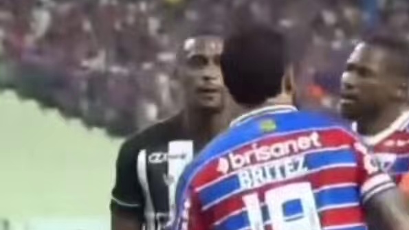 黑人球员目中无人居然挑衅白人#足球