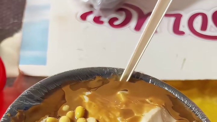 街头一家许昌热豆腐，五块钱一碗，第一次见这种做法
