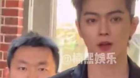 路人镜头下明星走姿差距有多大？辛云来反差萌，张翰笑点足，林更新不愧是九亿少女的梦# #辛云来  #张