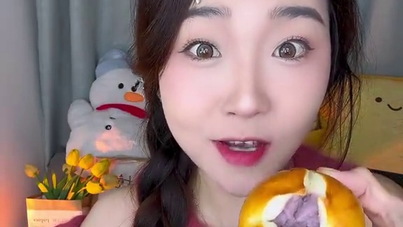 光和碱水球！配料干净！馅料多！好吃没负担！
肉松碱水球：200大卡/个
开心果碱水球：188大卡/个