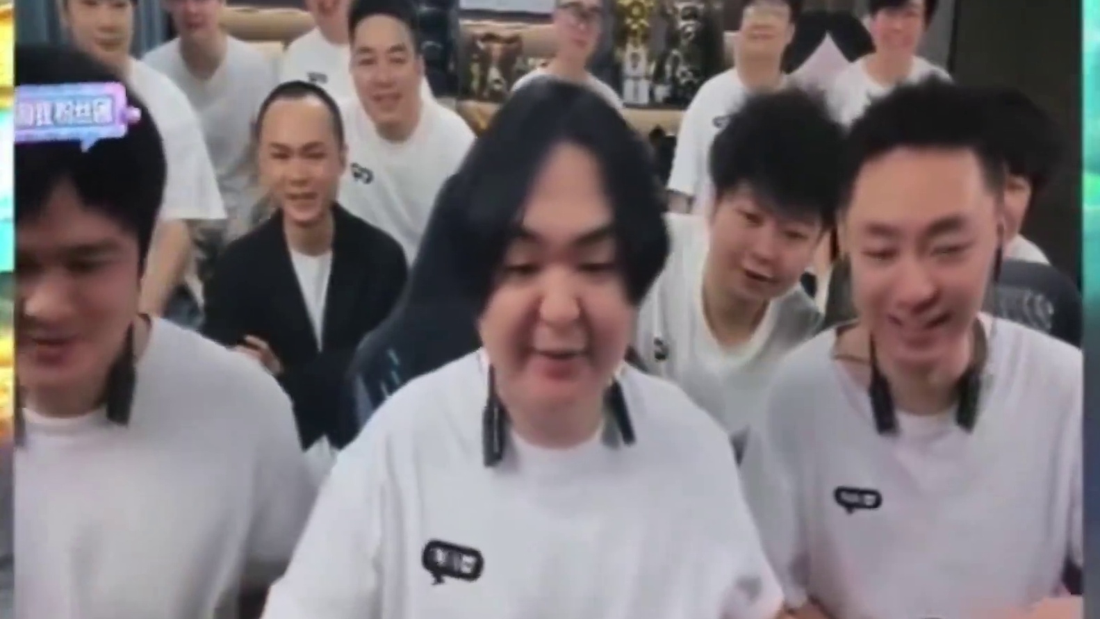 狠起来自己的手机都砸！