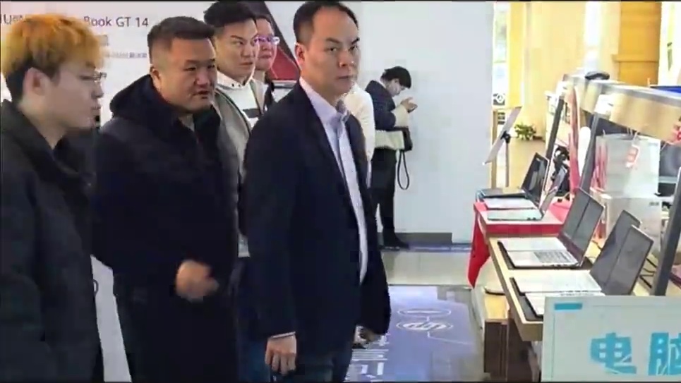 咱们家专做AMD，黄毛是我， 我旁边就是AMD全球高级副总裁，咱家什么实力不多说了#amd #diy