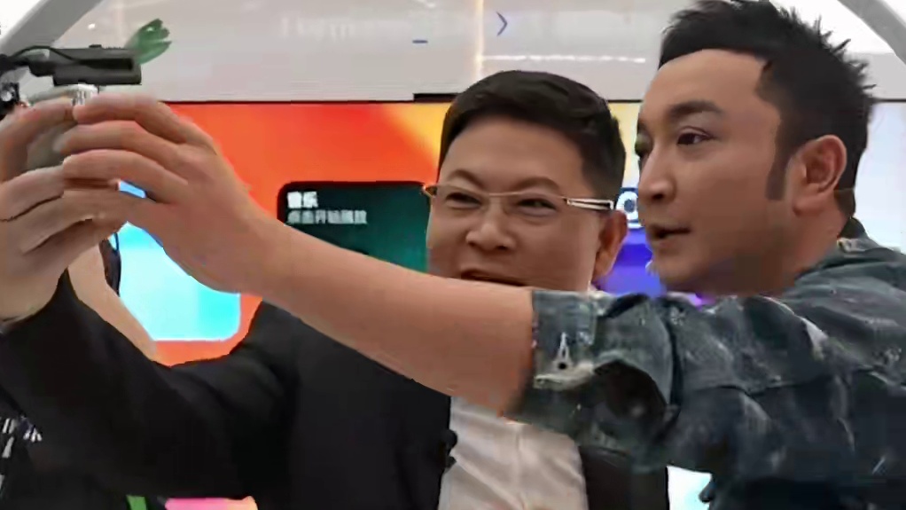 这下真来到游戏世界了，家里客厅秒变“刺激战场”了？！#余承东小尼逛上海AWE展