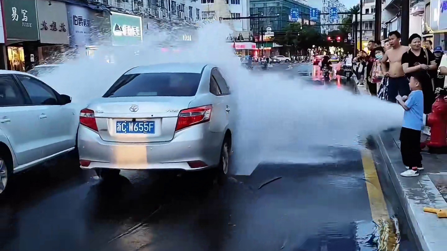 消防栓爆开千万不要开过去洗车！#洗车 #开车