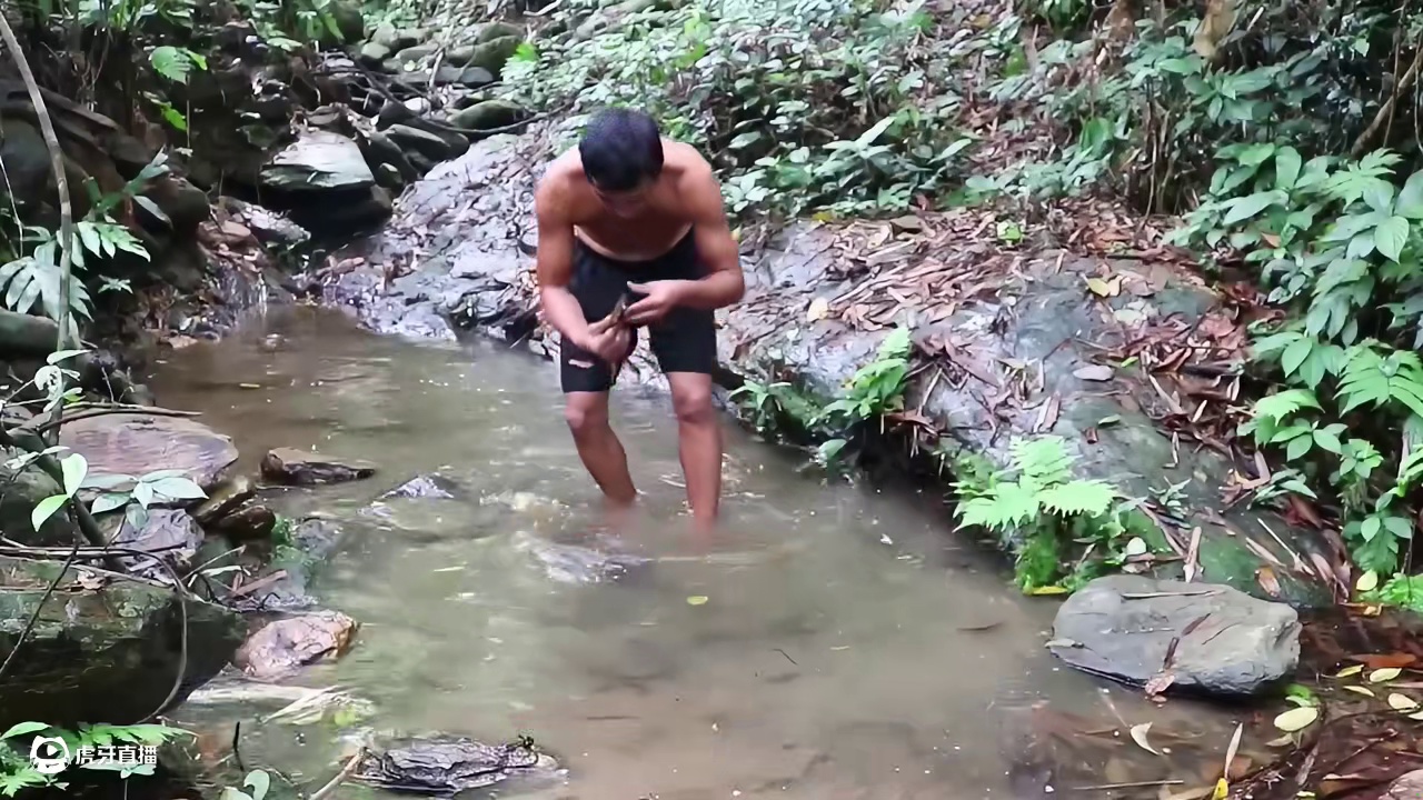 第1集：男人一无所有来到荒野一年，原始生活有滋有味