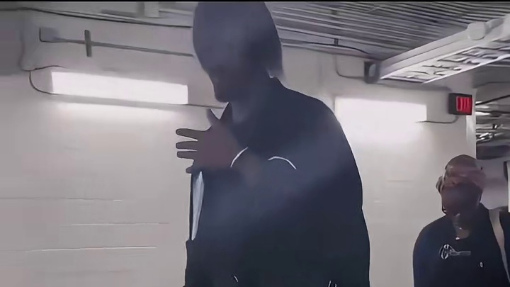 巴特勒的杀马特造型打满分一点都不过分