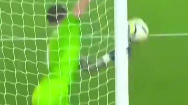 门将扑球时右手被球网卡住 对手认为是拖延时间上前恶意顶撞#足球