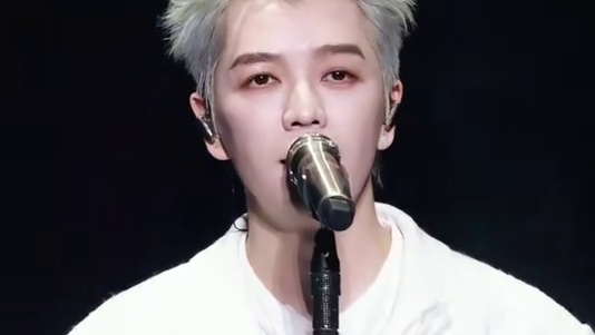 “如果有一天你看透这世界 请你好好爱自己” #王栎鑫#就好#现场版live#王栎鑫演唱会#王栎鑫的烟