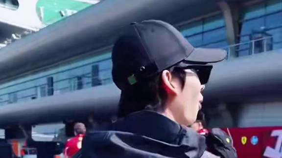 林孝埈周冠宇围场互动 林孝埈和周冠宇互关啦～小林这强大的朋友圈呀#周冠宇 #林孝埈 #2025F1中