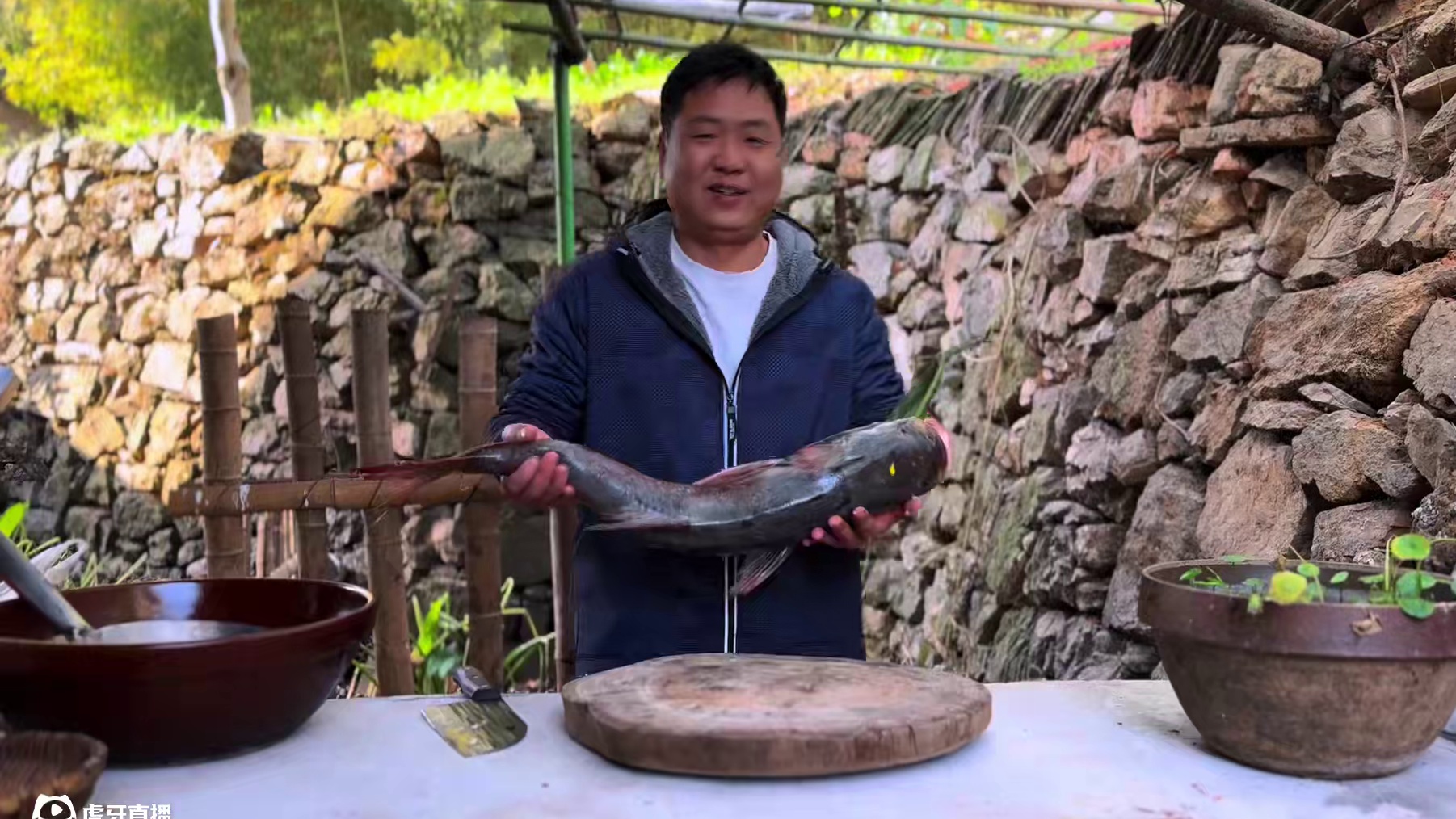 十斤胖头鱼炖一大锅，一家人围一桌，热热闹闹吃过瘾！ #农村美食 #记录真实生活 #大山里的味道 #人