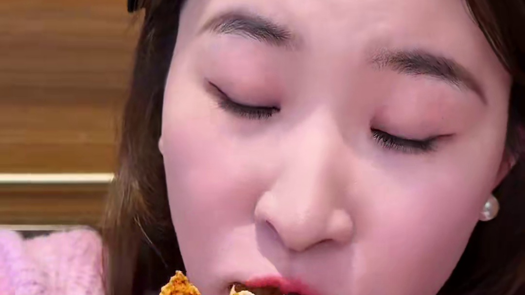 完全不预制的中式手作汉堡居然让我在万家丽给吃到了！关键价格便宜，还真的巨巨巨好吃！！#万家丽美食推荐