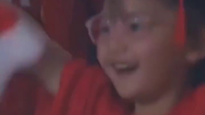 痴心相伴！国足0比1不敌沙特，赛后谢场球迷不离不弃