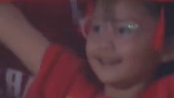 痴心相伴！国足0比1不敌沙特，赛后谢场球迷不离不弃