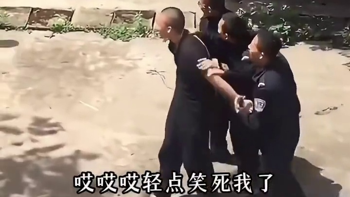 这么严肃的画面却……