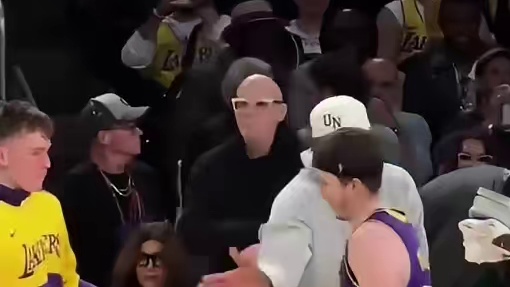 里弗斯进球后詹姆斯抖肩庆祝