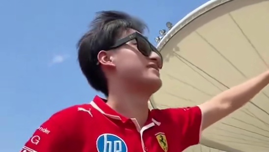 周冠宇F1中国大奖赛赛前巡游 小周视角的赛前巡游，单人乘坐法拉利敞篷跑车出场，独享全场车迷的掌声和欢